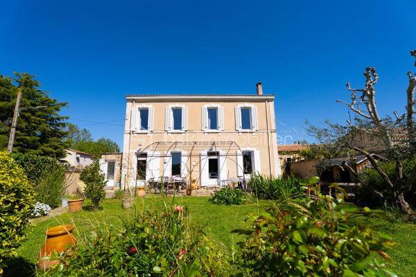 Et si vous vous laissiez séduire par cette maison en pierre pleine de caractère et d'authenticité, idéalement située à proximité du centre- ville de Salon-de-Provence. D'une surface d'environ 145 m²habitable sur un terrain de 550 m²cette demeure offre une vaste pièce de vie lumineuse, sublimée par une belle hauteur sous plafond qui renforce tout son cachet. l'entrée dessert un dressing ainsi qu'un accès à une buanderie et une salle d'eau. Vous découvrez ensuite une cuisine pleine de charme, agrémentée d'une élégante verrière en ferronnerie et d'un piano de cuisson apportant une touche authentique supplémentaire. La pièce de vie, faisant office de salon et salle à manger, est réchauffée par un poêle à bois créant une atmosphère chaleureuse et conviviale.
On accède à l'étage par un magnifique escalier en pierre, où se trouvent quatre chambres avec placards, dont une plus petite idéale pour un bureau, ainsi qu'une salle de bain et un grand dressing.
A l'extérieur, vous profiterez d'une agréable terrasse avec pergola en fer forgé et d'un jardin pouvant accueillir une piscine. Un cabanon complète l'ensemble et permet de ranger outils et équipements.
Enfin, l'accès au stationnement est facilité par un portail automatique.
Une maison au charme unique, alliant authenticité et confort, à découvrir rapidement. Un bien rare à la vente sur le secteur.