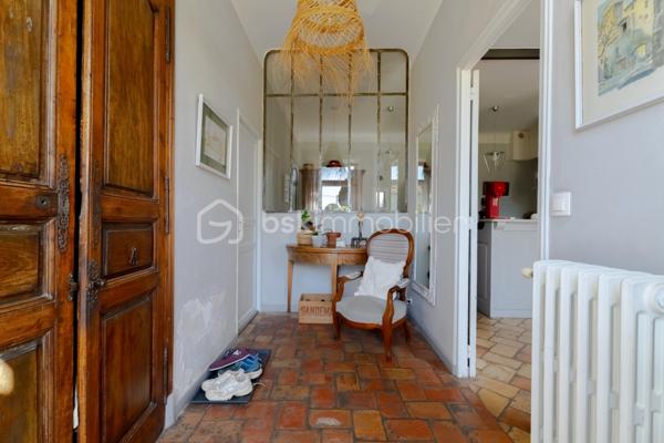 Et si vous vous laissiez séduire par cette maison en pierre pleine de caractère et d'authenticité, idéalement située à proximité du centre- ville de Salon-de-Provence. D'une surface d'environ 145 m²habitable sur un terrain de 550 m²cette demeure offre une vaste pièce de vie lumineuse, sublimée par une belle hauteur sous plafond qui renforce tout son cachet. l'entrée dessert un dressing ainsi qu'un accès à une buanderie et une salle d'eau. Vous découvrez ensuite une cuisine pleine de charme, agrémentée d'une élégante verrière en ferronnerie et d'un piano de cuisson apportant une touche authentique supplémentaire. La pièce de vie, faisant office de salon et salle à manger, est réchauffée par un poêle à bois créant une atmosphère chaleureuse et conviviale.
On accède à l'étage par un magnifique escalier en pierre, où se trouvent quatre chambres avec placards, dont une plus petite idéale pour un bureau, ainsi qu'une salle de bain et un grand dressing.
A l'extérieur, vous profiterez d'une agréable terrasse avec pergola en fer forgé et d'un jardin pouvant accueillir une piscine. Un cabanon complète l'ensemble et permet de ranger outils et équipements.
Enfin, l'accès au stationnement est facilité par un portail automatique.
Une maison au charme unique, alliant authenticité et confort, à découvrir rapidement. Un bien rare à la vente sur le secteur.