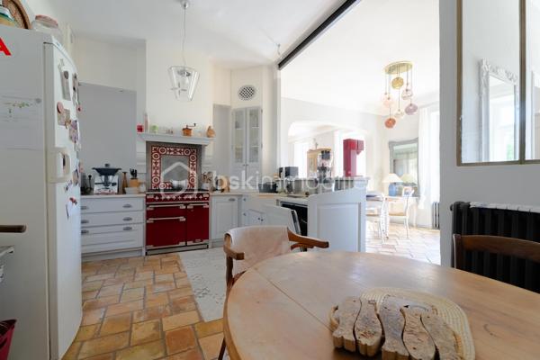Et si vous vous laissiez séduire par cette maison en pierre pleine de caractère et d'authenticité, idéalement située à proximité du centre- ville de Salon-de-Provence. D'une surface d'environ 145 m²habitable sur un terrain de 550 m²cette demeure offre une vaste pièce de vie lumineuse, sublimée par une belle hauteur sous plafond qui renforce tout son cachet. l'entrée dessert un dressing ainsi qu'un accès à une buanderie et une salle d'eau. Vous découvrez ensuite une cuisine pleine de charme, agrémentée d'une élégante verrière en ferronnerie et d'un piano de cuisson apportant une touche authentique supplémentaire. La pièce de vie, faisant office de salon et salle à manger, est réchauffée par un poêle à bois créant une atmosphère chaleureuse et conviviale.
On accède à l'étage par un magnifique escalier en pierre, où se trouvent quatre chambres avec placards, dont une plus petite idéale pour un bureau, ainsi qu'une salle de bain et un grand dressing.
A l'extérieur, vous profiterez d'une agréable terrasse avec pergola en fer forgé et d'un jardin pouvant accueillir une piscine. Un cabanon complète l'ensemble et permet de ranger outils et équipements.
Enfin, l'accès au stationnement est facilité par un portail automatique.
Une maison au charme unique, alliant authenticité et confort, à découvrir rapidement. Un bien rare à la vente sur le secteur.