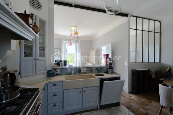 Et si vous vous laissiez séduire par cette maison en pierre pleine de caractère et d'authenticité, idéalement située à proximité du centre- ville de Salon-de-Provence. D'une surface d'environ 145 m²habitable sur un terrain de 550 m²cette demeure offre une vaste pièce de vie lumineuse, sublimée par une belle hauteur sous plafond qui renforce tout son cachet. l'entrée dessert un dressing ainsi qu'un accès à une buanderie et une salle d'eau. Vous découvrez ensuite une cuisine pleine de charme, agrémentée d'une élégante verrière en ferronnerie et d'un piano de cuisson apportant une touche authentique supplémentaire. La pièce de vie, faisant office de salon et salle à manger, est réchauffée par un poêle à bois créant une atmosphère chaleureuse et conviviale.
On accède à l'étage par un magnifique escalier en pierre, où se trouvent quatre chambres avec placards, dont une plus petite idéale pour un bureau, ainsi qu'une salle de bain et un grand dressing.
A l'extérieur, vous profiterez d'une agréable terrasse avec pergola en fer forgé et d'un jardin pouvant accueillir une piscine. Un cabanon complète l'ensemble et permet de ranger outils et équipements.
Enfin, l'accès au stationnement est facilité par un portail automatique.
Une maison au charme unique, alliant authenticité et confort, à découvrir rapidement. Un bien rare à la vente sur le secteur.