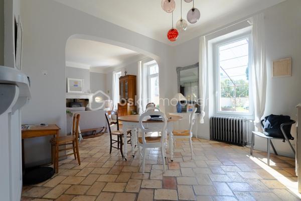 Et si vous vous laissiez séduire par cette maison en pierre pleine de caractère et d'authenticité, idéalement située à proximité du centre- ville de Salon-de-Provence. D'une surface d'environ 145 m²habitable sur un terrain de 550 m²cette demeure offre une vaste pièce de vie lumineuse, sublimée par une belle hauteur sous plafond qui renforce tout son cachet. l'entrée dessert un dressing ainsi qu'un accès à une buanderie et une salle d'eau. Vous découvrez ensuite une cuisine pleine de charme, agrémentée d'une élégante verrière en ferronnerie et d'un piano de cuisson apportant une touche authentique supplémentaire. La pièce de vie, faisant office de salon et salle à manger, est réchauffée par un poêle à bois créant une atmosphère chaleureuse et conviviale.
On accède à l'étage par un magnifique escalier en pierre, où se trouvent quatre chambres avec placards, dont une plus petite idéale pour un bureau, ainsi qu'une salle de bain et un grand dressing.
A l'extérieur, vous profiterez d'une agréable terrasse avec pergola en fer forgé et d'un jardin pouvant accueillir une piscine. Un cabanon complète l'ensemble et permet de ranger outils et équipements.
Enfin, l'accès au stationnement est facilité par un portail automatique.
Une maison au charme unique, alliant authenticité et confort, à découvrir rapidement. Un bien rare à la vente sur le secteur.
