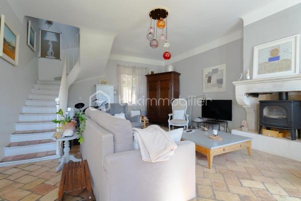 Et si vous vous laissiez séduire par cette maison en pierre pleine de caractère et d'authenticité, idéalement située à proximité du centre- ville de Salon-de-Provence. D'une surface d'environ 145 m²habitable sur un terrain de 550 m²cette demeure offre une vaste pièce de vie lumineuse, sublimée par une belle hauteur sous plafond qui renforce tout son cachet. l'entrée dessert un dressing ainsi qu'un accès à une buanderie et une salle d'eau. Vous découvrez ensuite une cuisine pleine de charme, agrémentée d'une élégante verrière en ferronnerie et d'un piano de cuisson apportant une touche authentique supplémentaire. La pièce de vie, faisant office de salon et salle à manger, est réchauffée par un poêle à bois créant une atmosphère chaleureuse et conviviale.
On accède à l'étage par un magnifique escalier en pierre, où se trouvent quatre chambres avec placards, dont une plus petite idéale pour un bureau, ainsi qu'une salle de bain et un grand dressing.
A l'extérieur, vous profiterez d'une agréable terrasse avec pergola en fer forgé et d'un jardin pouvant accueillir une piscine. Un cabanon complète l'ensemble et permet de ranger outils et équipements.
Enfin, l'accès au stationnement est facilité par un portail automatique.
Une maison au charme unique, alliant authenticité et confort, à découvrir rapidement. Un bien rare à la vente sur le secteur.