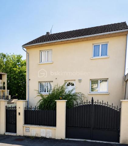 Situé à Neuilly-sur-Marne,À 6 MN À PIED DU RER A (gare de Neuilly plaisance) découvrez ce pavillon de qualité construit en 2010, parfaitement entretenu et offrant de beaux volumes pour toute la famille.

Élevé sur un sous-sol complet, il se compose comme suit :

Sous-sol : garage double, chaufferie-buanderie, WC et cellier.

Rez-de-chaussée : entrée, agréable séjour donnant sur un balcon, cuisine équipée, WC et chambre avec espace douche.

Étage : dégagement, trois chambres avec placards, salle de bains et WC.

Grenier au-dessus offrant un espace de rangement supplémentaire.

L’ensemble est édifié sur une parcelle de 327 m².

Chauffage au gaz, construction soignée et excellent état général : une maison fonctionnelle et chaleureuse, idéale pour une famille à la recherche de confort et d’espace.