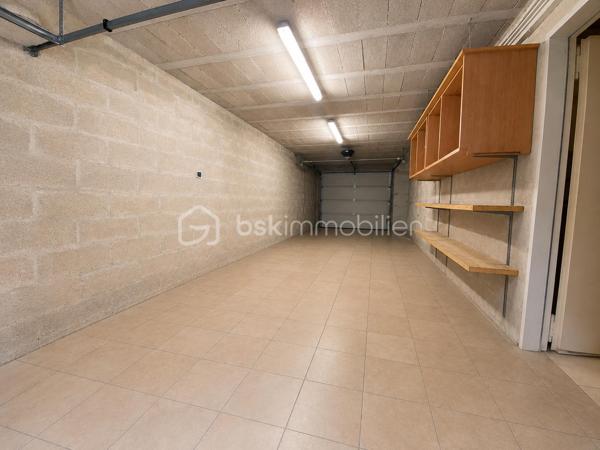 Situé à Neuilly-sur-Marne,À 6 MN À PIED DU RER A (gare de Neuilly plaisance) découvrez ce pavillon de qualité construit en 2010, parfaitement entretenu et offrant de beaux volumes pour toute la famille.

Élevé sur un sous-sol complet, il se compose comme suit :

Sous-sol : garage double, chaufferie-buanderie, WC et cellier.

Rez-de-chaussée : entrée, agréable séjour donnant sur un balcon, cuisine équipée, WC et chambre avec espace douche.

Étage : dégagement, trois chambres avec placards, salle de bains et WC.

Grenier au-dessus offrant un espace de rangement supplémentaire.

L’ensemble est édifié sur une parcelle de 327 m².

Chauffage au gaz, construction soignée et excellent état général : une maison fonctionnelle et chaleureuse, idéale pour une famille à la recherche de confort et d’espace.