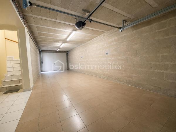 Situé à Neuilly-sur-Marne,À 6 MN À PIED DU RER A (gare de Neuilly plaisance) découvrez ce pavillon de qualité construit en 2010, parfaitement entretenu et offrant de beaux volumes pour toute la famille.

Élevé sur un sous-sol complet, il se compose comme suit :

Sous-sol : garage double, chaufferie-buanderie, WC et cellier.

Rez-de-chaussée : entrée, agréable séjour donnant sur un balcon, cuisine équipée, WC et chambre avec espace douche.

Étage : dégagement, trois chambres avec placards, salle de bains et WC.

Grenier au-dessus offrant un espace de rangement supplémentaire.

L’ensemble est édifié sur une parcelle de 327 m².

Chauffage au gaz, construction soignée et excellent état général : une maison fonctionnelle et chaleureuse, idéale pour une famille à la recherche de confort et d’espace.