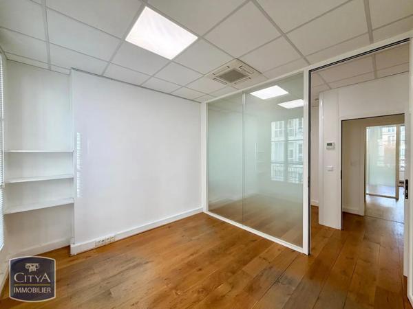 Local professionnel à louer 264m²