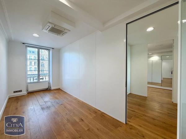 Local professionnel à louer 264m²