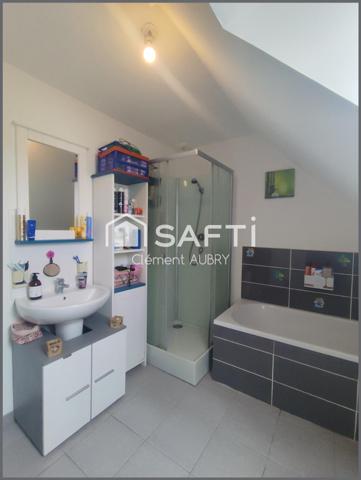 Maison en lotissement avec beau terrain !
