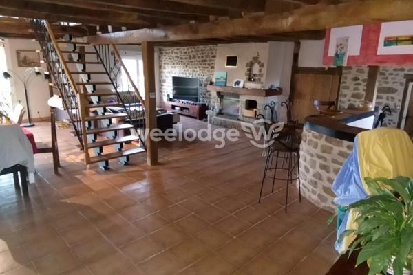 Maison à vendre 9 pièces de 283 m² à Saint-Agnant-de-Versillat