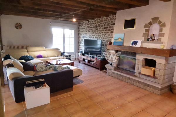 Maison à vendre 9 pièces de 283 m² à Saint-Agnant-de-Versillat