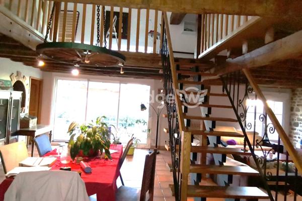 Maison à vendre 9 pièces de 283 m² à Saint-Agnant-de-Versillat