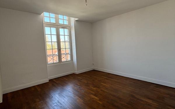 Appartement à louer    3 pièces • 94 m2 La Fère