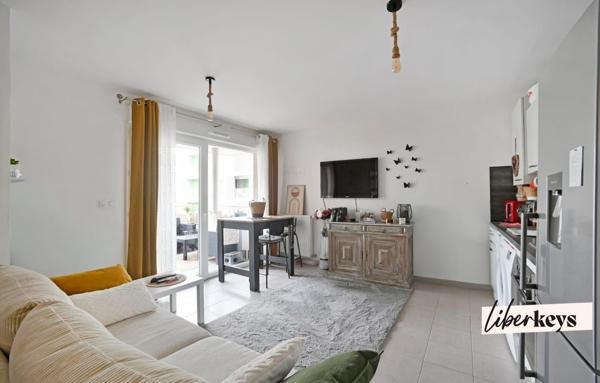 Nîmes- Quartier HOCHE- magnifique et récent T2, terrasse et parking. 