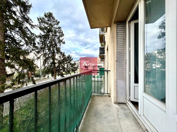 GRENOBLE - 57 rue Léon Jouhaux - T4 au premier étage avec balcon.