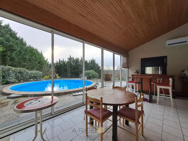 Maison familiale de plain-pied avec véranda, piscine et grand jardin