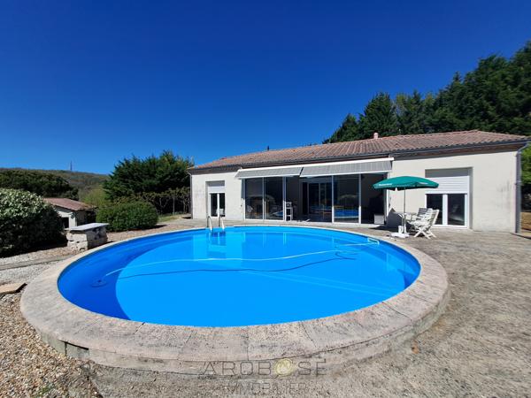 Maison familiale de plain-pied avec véranda, piscine et grand jardin