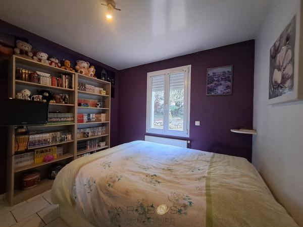 Maison familiale de plain-pied avec véranda, piscine et grand jardin