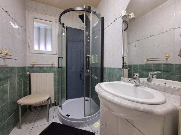Maison familiale de plain-pied avec véranda, piscine et grand jardin
