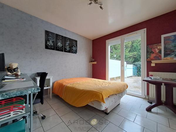Maison familiale de plain-pied avec véranda, piscine et grand jardin
