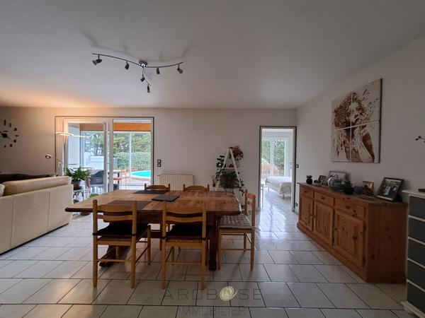 Maison familiale de plain-pied avec véranda, piscine et grand jardin