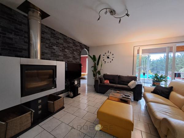 Maison familiale de plain-pied avec véranda, piscine et grand jardin
