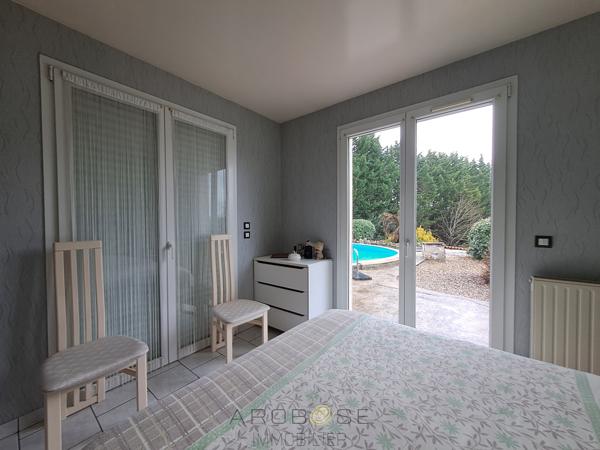 Maison familiale de plain-pied avec véranda, piscine et grand jardin