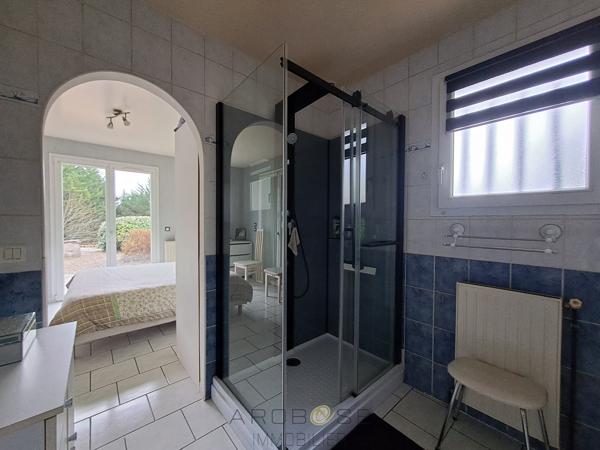 Maison familiale de plain-pied avec véranda, piscine et grand jardin