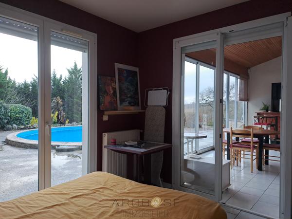 Maison familiale de plain-pied avec véranda, piscine et grand jardin