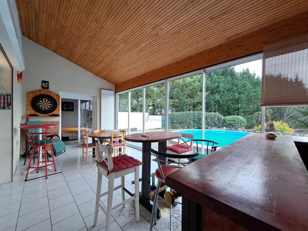 Maison familiale de plain-pied avec véranda, piscine et grand jardin
