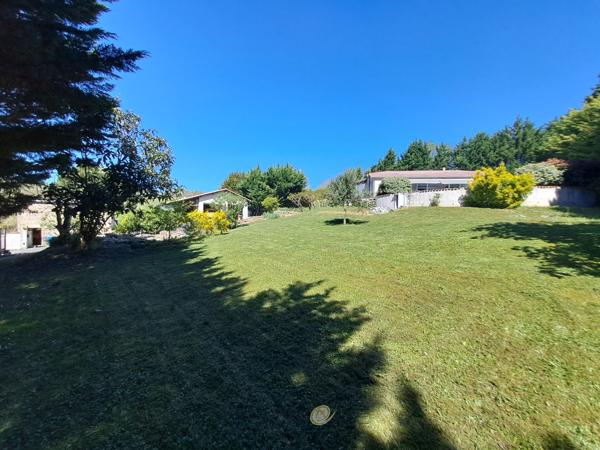 Maison familiale de plain-pied avec véranda, piscine et grand jardin