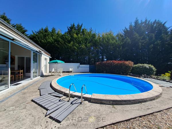 Maison familiale de plain-pied avec véranda, piscine et grand jardin