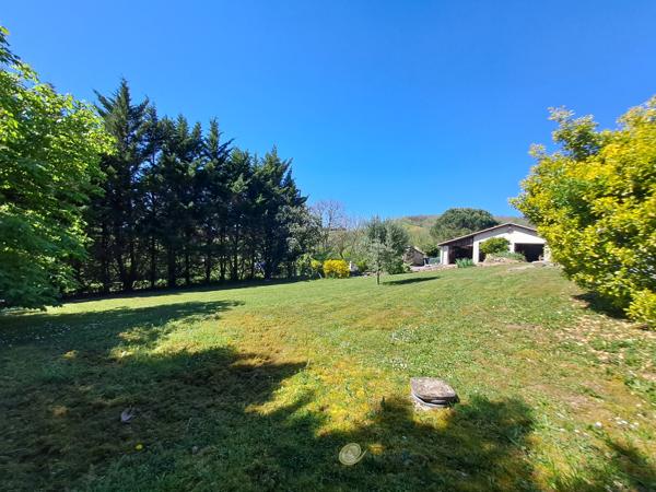 Maison familiale de plain-pied avec véranda, piscine et grand jardin