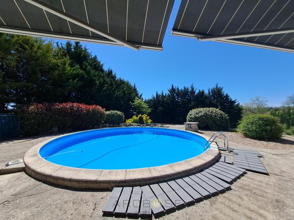 Maison familiale de plain-pied avec véranda, piscine et grand jardin