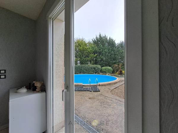 Maison familiale de plain-pied avec véranda, piscine et grand jardin