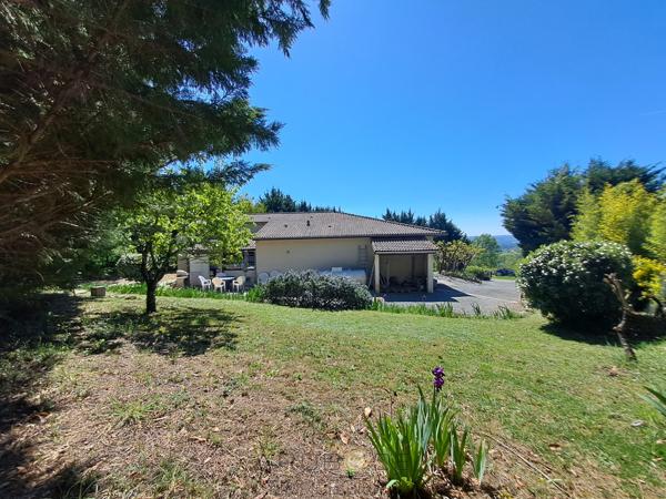 Maison familiale de plain-pied avec véranda, piscine et grand jardin