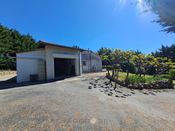 Maison familiale de plain-pied avec véranda, piscine et grand jardin