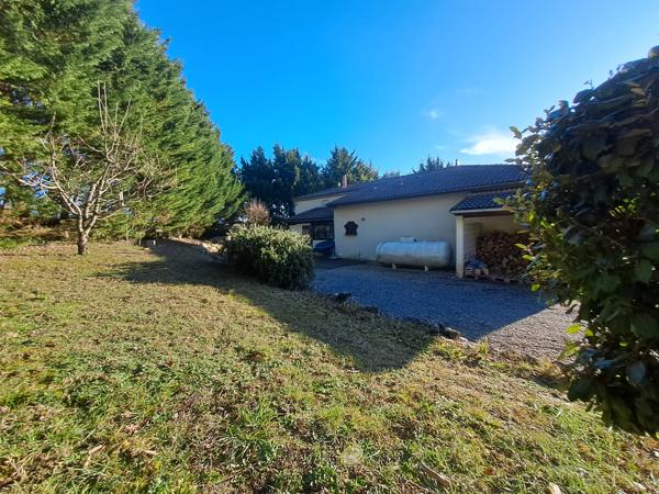Maison familiale de plain-pied avec véranda, piscine et grand jardin