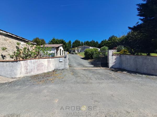 Maison familiale de plain-pied avec véranda, piscine et grand jardin