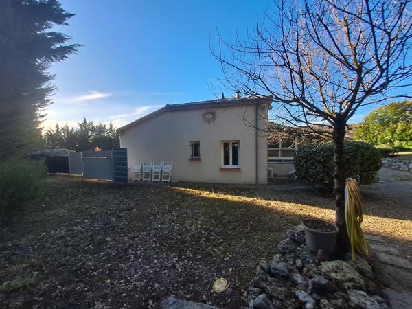 Maison familiale de plain-pied avec véranda, piscine et grand jardin