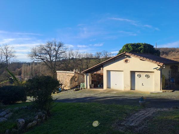 Maison familiale de plain-pied avec véranda, piscine et grand jardin