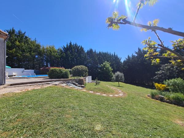 Maison familiale de plain-pied avec véranda, piscine et grand jardin