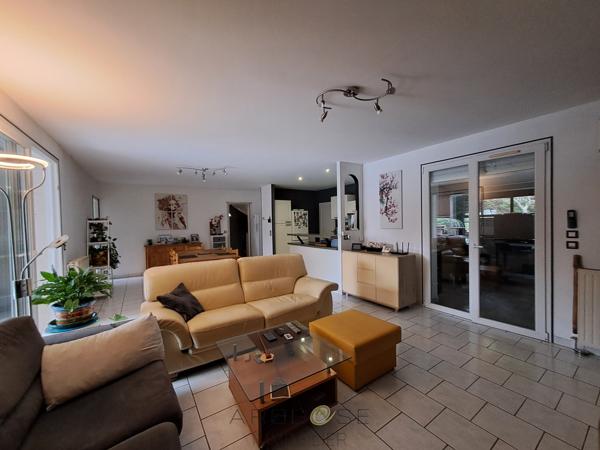 Maison familiale de plain-pied avec véranda, piscine et grand jardin