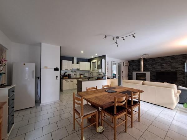 Maison familiale de plain-pied avec véranda, piscine et grand jardin