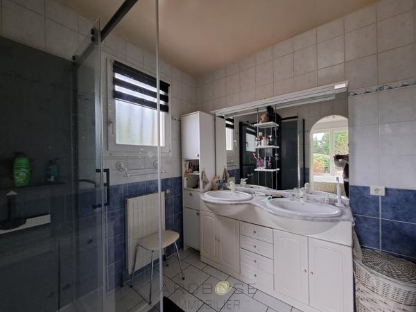 Maison familiale de plain-pied avec véranda, piscine et grand jardin
