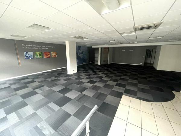 Local professionnel d'environ 149 m² à acheter à Poitiers – Visibilité exceptionnelle et accessibilité Gare TGV