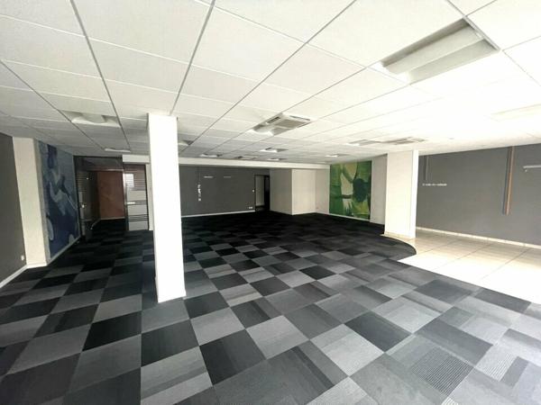 Local professionnel d'environ 149 m² à acheter à Poitiers – Visibilité exceptionnelle et accessibilité Gare TGV