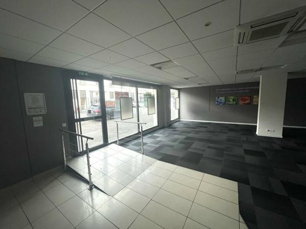 Local professionnel d'environ 149 m² à acheter à Poitiers – Visibilité exceptionnelle et accessibilité Gare TGV