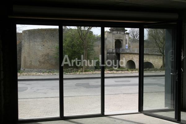 À LOUER - BUREAUX ENTIÈREMENT AMÉNAGÉS AU COUR DE GRAVELINES