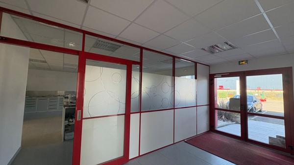 À VENDRE 462 m2 avec possibilité d'extension - Bâtiment mixte bureaux / laboratoire / atelier- ZAC des Guettes