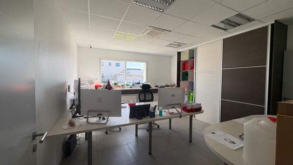 À VENDRE 462 m2 avec possibilité d'extension - Bâtiment mixte bureaux / laboratoire / atelier- ZAC des Guettes